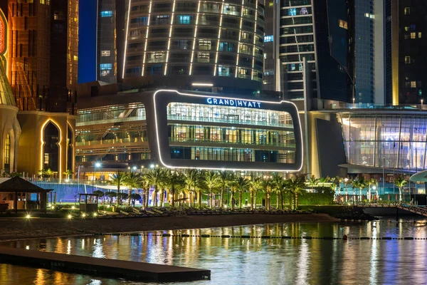 Abu Dhabi, Émirats arabes unis - 29 mars. 2019. Vue de l'hôtel Grand Hyatt avec éclairage nocturne depuis la mer — Photo