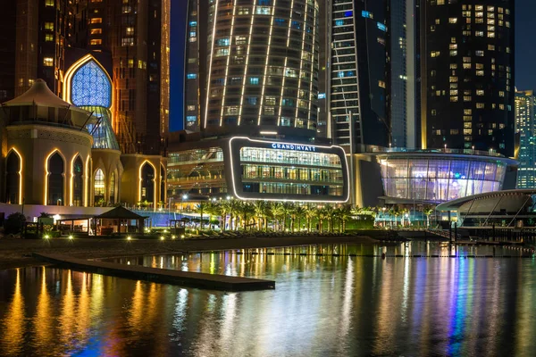Abu Dhabi, Emirados Árabes Unidos 29 de março. 2019. Vista do hotel Grand Hyatt com iluminação noturna do mar — Fotografia de Stock
