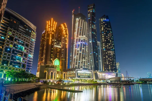 Abu Dhabi, Emiratos Árabes Unidos - 29 de marzo. 2019. Complejo de rascacielos - Las torres Etihad y Bab Al Qasr Hotel con iluminación nocturna desde el mar — Foto de Stock