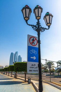 Abu Dabi, Bae bisiklet rotasını gösteren lamba üzerinde işaret
