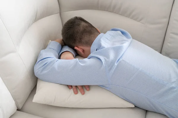 Depresso adolescente sdraiato a faccia in giù sul divano — Foto Stock