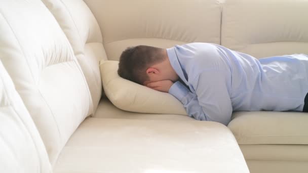 Przygnębiony nastolatek leżący twarzą w dół na kanapie i płacz — Wideo stockowe
