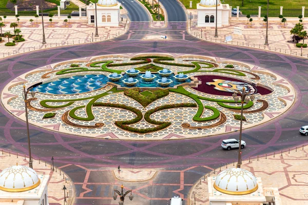 Abu Dhabi, UAE - March 30. 2019. Top view of a roundabout on the road — Stock Photo, Image