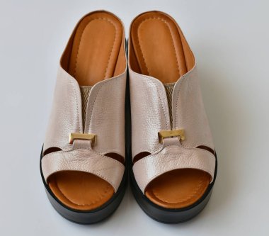 Beyaz bir arka plan üzerinde güzel kadın takunya