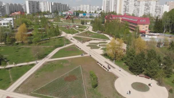 Moscou, Rússia 7 de maio. 2019. Boulevard em 16 distrito Zelenograd após a reconstrução — Vídeo de Stock