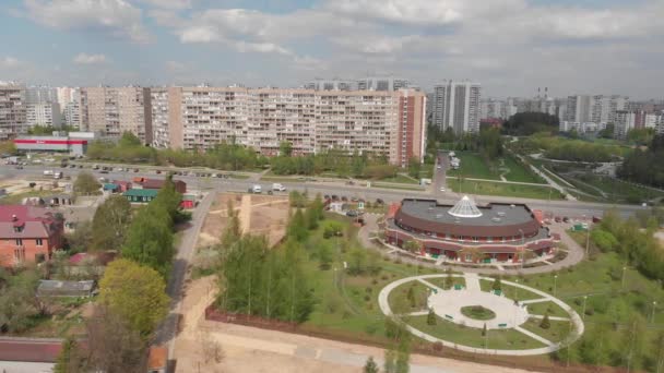 Moskou, Rusland-7 mei. 2019. uitzicht op de rand van Zelenograd en 16 microdistrict — Stockvideo