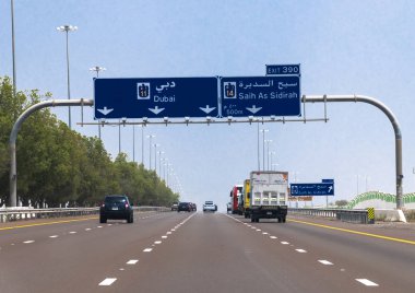 Dubai, Bae - 30 Mart. 2019. Bir Ghweifat Uluslararası karayolu