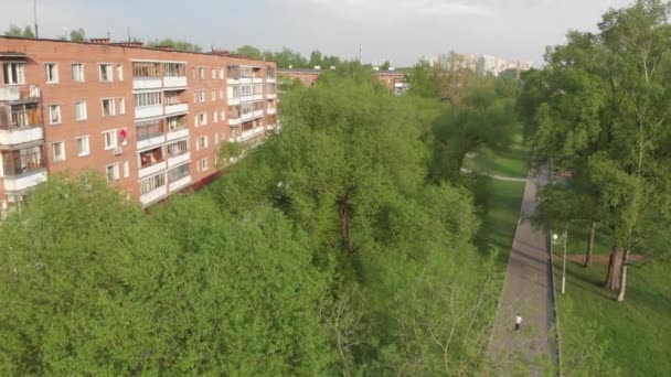 Casas antiguas en Zelenograd en Moscú, Rusia. movimiento hacia adelante — Vídeos de Stock