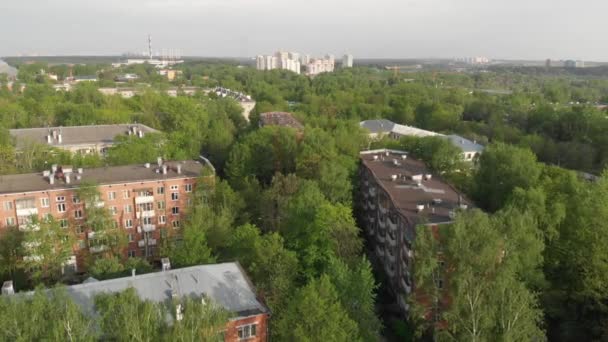 Beweging over oude gemetselde wijk in Moskou, Rusland — Stockvideo