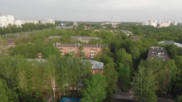 モスクワ、ロシアの古いレンガ造りの地域の上の動き — ストック動画