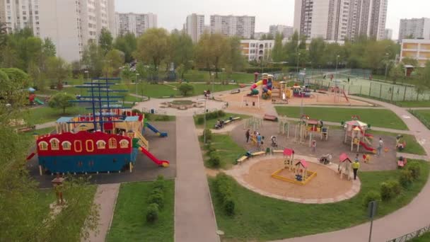 Moskau, russland - mai 9. 2019. großer spielplatz in zelenograd — Stockvideo