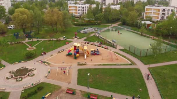 Moscú, Rusia - 9 de mayo. 2019. Gran parque infantil en Zelenograd — Vídeos de Stock