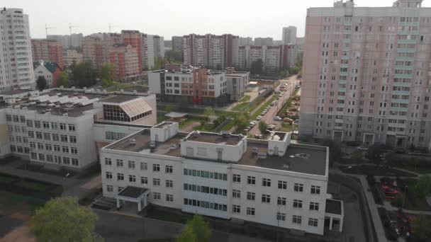 Bewegung von Moskau mit Blick auf Häuser und Schule, Russland — Stockvideo