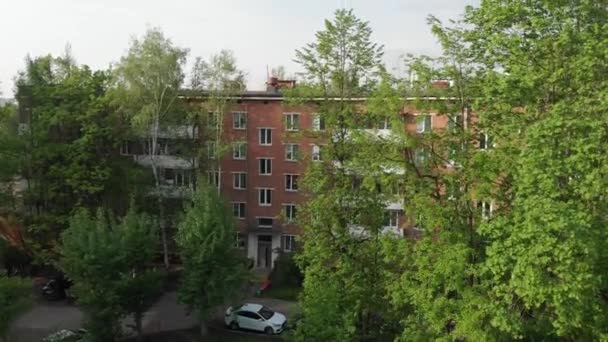 Москва, Россия -10 мая. 2019 год. Старые дома в Зеленограде — стоковое видео