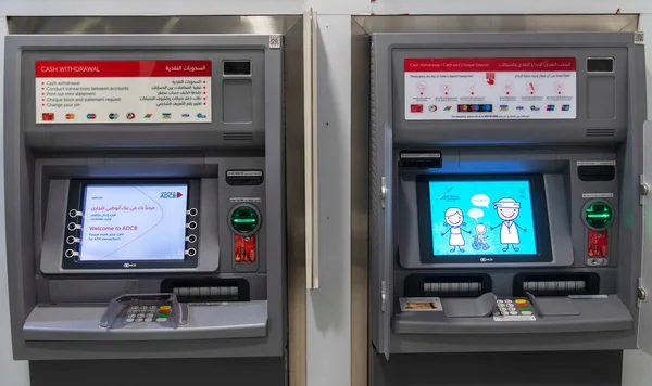 Abu Dhabi, VAE-29 maart. 2019. geldautomaten van de commerciële bank van Abu Dhabi — Stockfoto