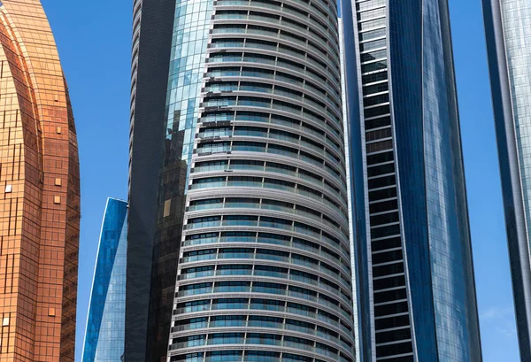 Moderne gläserne Wolkenkratzer gegen den blauen Himmel — Stockfoto