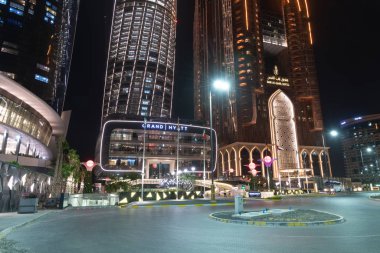 Abu Dabi, Bae - 30 Mart. 2019. Gece aydınlatmalı Grand Hyatt ve Bab Al Qasr Hotel