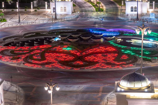 Bloembed in het midden van een cirkelvormige beweging in Abu Dhabi, VAE — Stockfoto