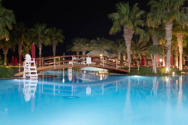 gece aydınlatılmış köprü ile yüzme havuzu
