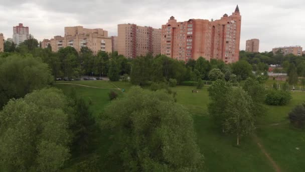 Parque Druzhby e Levoberezhnyy distrito de Moscou, Rússia. Movimento para a frente — Vídeo de Stock