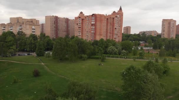 Park Druzhby i powiat Levoberezhnyy w Moskwie, Rosja. Ruch w górę — Wideo stockowe