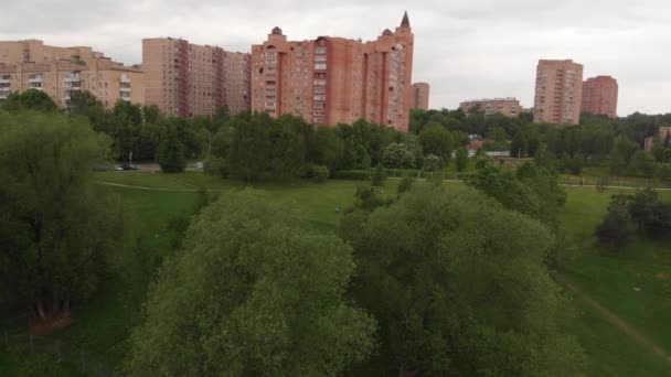 Το πάρκο Ντρέζουν και η συνοικία Λελεμπερέζι της Μόσχας, Ρωσία. Πλάγια κίνηση — Αρχείο Βίντεο