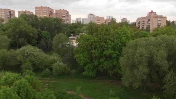 Park Druzhby and Levoberezhnyy district of Moscow, Russia. Sideways movement — Stock Video