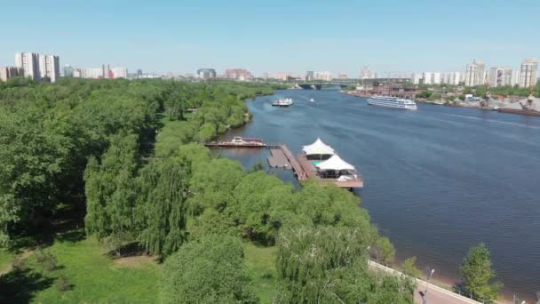 Park Severnoye Tushino ve Khimka Nehri Moskova, Rusya. — Stok video