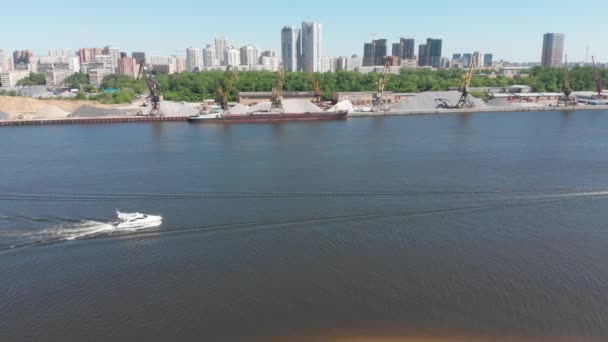 Tráfego ao longo do porto de carga no Canal de Moscou em Moscou, Rússia . — Vídeo de Stock