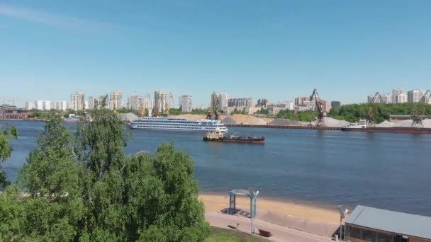 Traffic along cargo port on Moscow Canal in Moscow, Russia. — Stock Video