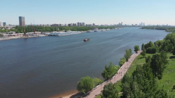 Движение по Северному речному порту на Московском канале в Москве . — стоковое видео