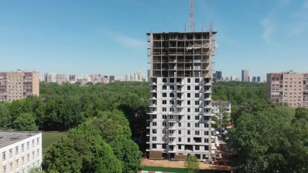 Výstavba vícepodlažní obytné budovy v Moskvě, Rusko. — Stock video