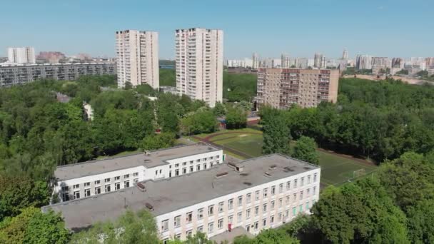 Vista dall'alto di scuole, stadi sportivi ed edifici residenziali a Mosca, Russia. — Video Stock