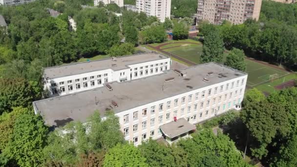俄罗斯莫斯科的学校、体育馆和住宅大楼顶视图. — 图库视频影像