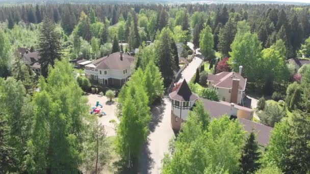 Blick aus der Höhe von privaten Wohngebäuden in einem Kiefernwald in Russland — Stockvideo