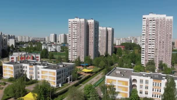 Το αστικό τοπίο στη Μόσχα από ψηλά, κτήρια κατοικιών, σχολείο και νηπιαγωγείο. Ρωσία — Αρχείο Βίντεο
