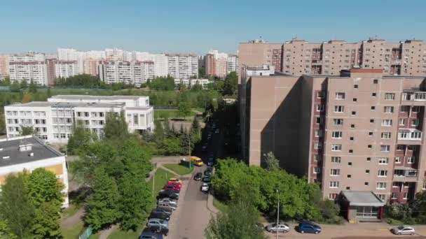 Het stadsbeeld in Moskou van bovenaf, residentiële gebouwen, scholen en kleuterschool. Rusland — Stockvideo