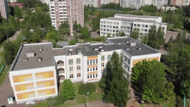 Yukarıdan Moskova Cityscape, okul ve anaokulu. Rusya — Stok video