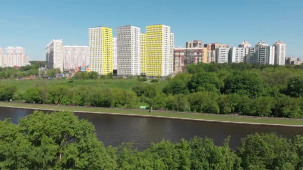 El paisaje urbano del distrito de Levoberezhnyy en la ciudad de Khimki. Rusia — Vídeo de stock