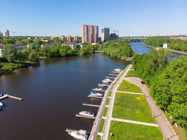 希姆基市的城市景观和河上的游艇停车场。俄罗斯 — 图库照片