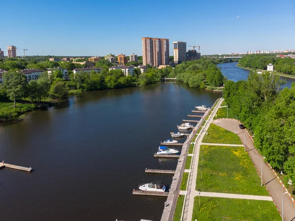El paisaje urbano de la ciudad de Khimki y estacionamiento de yates en el río. Rusia — Foto de Stock