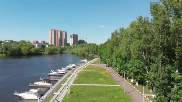 El paisaje urbano de la ciudad de Khimki y estacionamiento de yates en el río. Rusia — Vídeo de stock