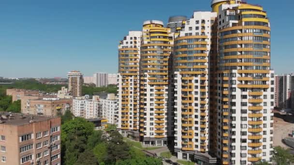Химки, Россия - 18 мая 2019 года. Вид на красивую городскую архитектуру — стоковое видео