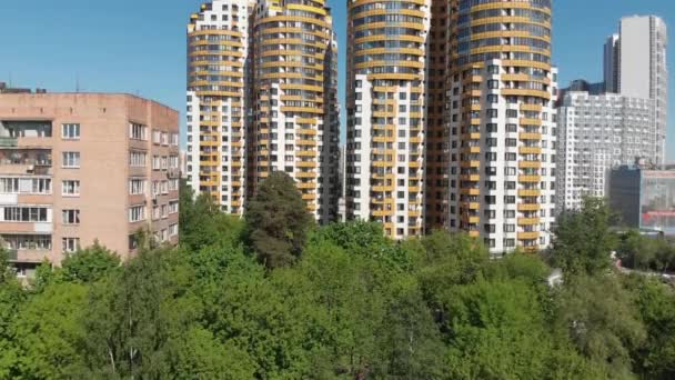 Khimki, Ryssland-maj 18,2019. Utsikt över den vackra stadsarkitekturen — Stockvideo