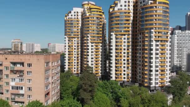 Khimki, Russie - 18 mai 2019. Vue sur la belle architecture urbaine — Video