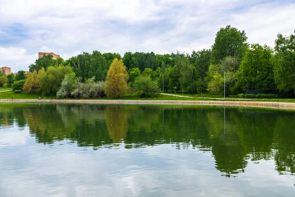 Hermoso paisaje en el parque de la amistad en Moscú, Rusia — Foto de Stock