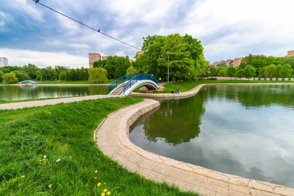 モスクワ、ロシア - 5月15日。2019. フレンドシップパークのフェスティバル池 — ストック写真