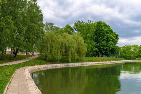 Hermoso paisaje en el parque de la amistad en Moscú, Rusia — Foto de Stock
