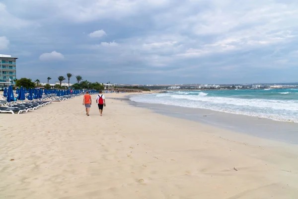 Ayia Napa, Kypr-4. 2018. lidé jdou po ulici Makronissos Beach Resort — Stock fotografie