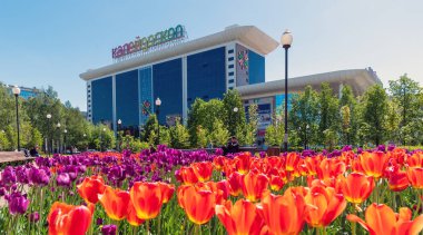 Moskova, Rusya -23 Mayıs. 2019. Kaleydoscope - Shodnenskaya metro istasyonu yakınında alışveriş ve eğlence kompleksi